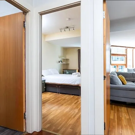 Beautiful 2 Bed With Roof Terrace