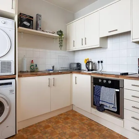 Beautiful 2 Bed With Roof Terrace *