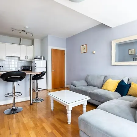Beautiful 2 Bed With Roof Terrace *